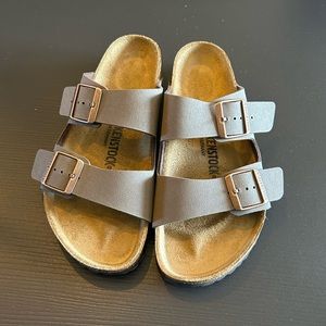 Size 39/8 Birkenstock sandals. Never worn, just to try on.